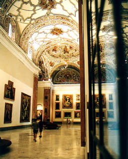 Magnificent hall inside the Museo de Bellas Artes